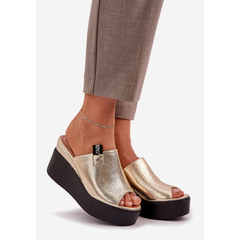 Tofflor på plattformen och kil ekoläderguld gyllene 1