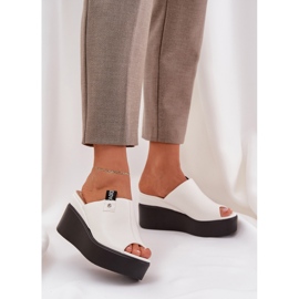 Tofflor på plattformen och en kil av ekovitt läder 2