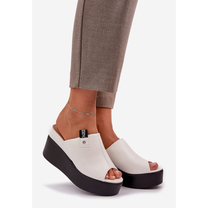 Tofflor på plattformen och en kil av ekovitt läder 1