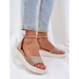 Lätt sandaler på plattformen och en delikat kil beige 2