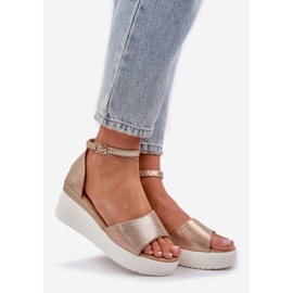 Lätt sandaler på plattformen och delikata guldkilar gyllene 1