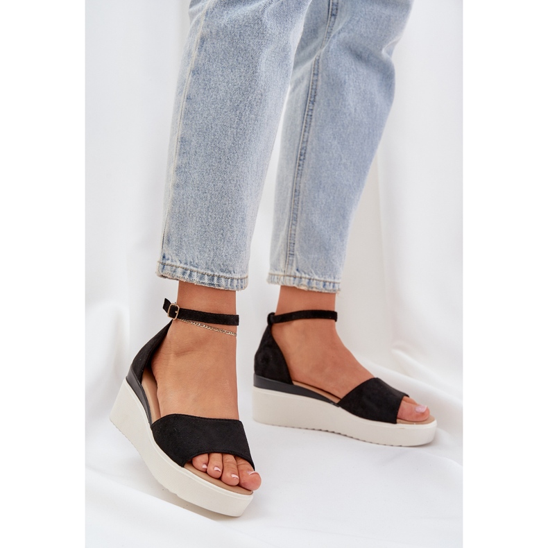 Lätta sandaler på plattformen och delikata svarta kilar 2