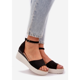 Lätta sandaler på plattformen och delikata svarta kilar 1