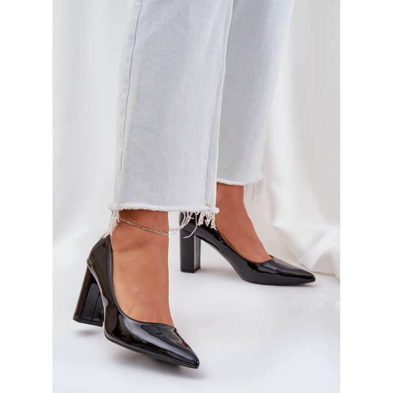 Målade pumpar på bar klackar svarta 2