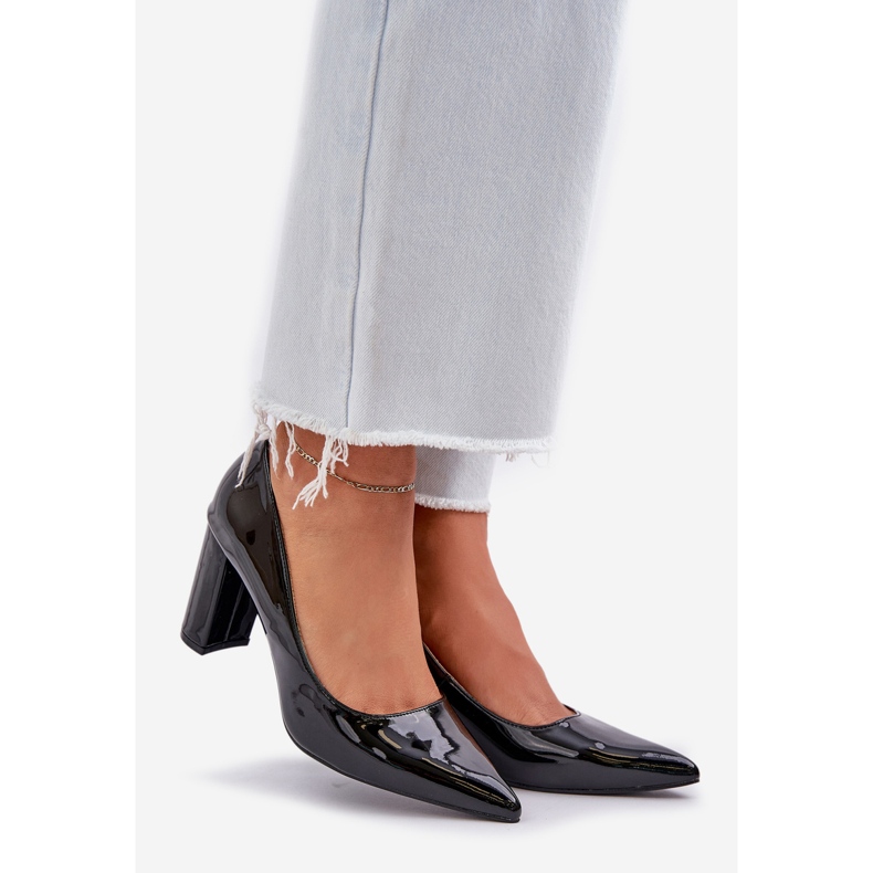 Målade pumpar på bar klackar svarta 1