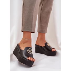 Tofflor på plattformen och kilarna med en svart dekoration 2