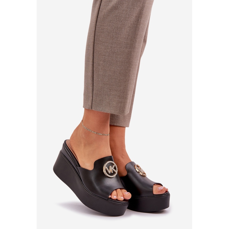 Tofflor på plattformen och kilarna med en svart dekoration 1