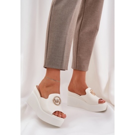 Tofflor på plattformen och kilarna med en vit prydnad 2