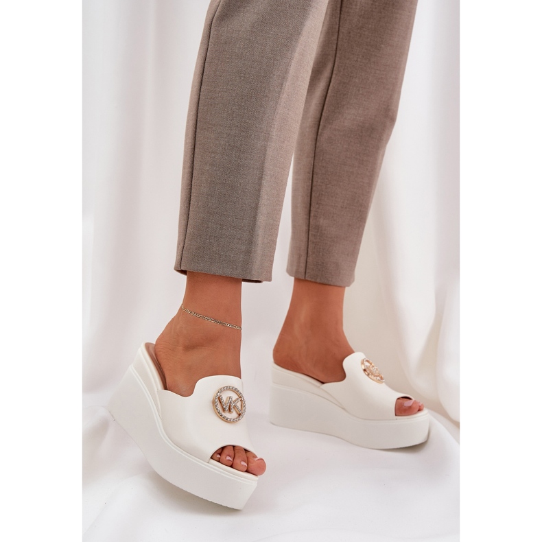 Tofflor på plattformen och kilarna med en vit prydnad 2