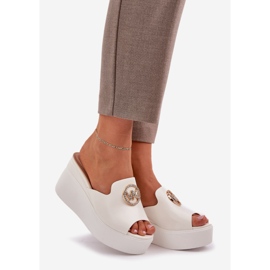 Tofflor på plattformen och kilarna med en vit prydnad 1