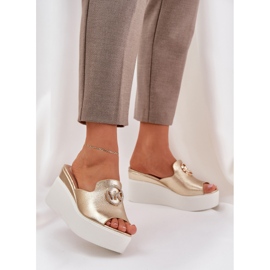 Tofflor på plattformen och kilarna med en gyllene prydnad 2