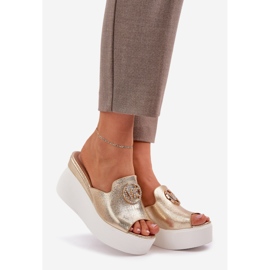 Tofflor på plattformen och kilarna med en gyllene prydnad 1