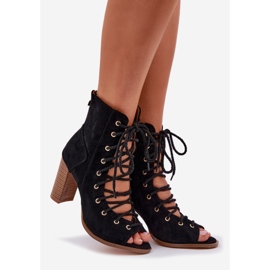 Sandaler på stolpen med övre och svart snörning 1