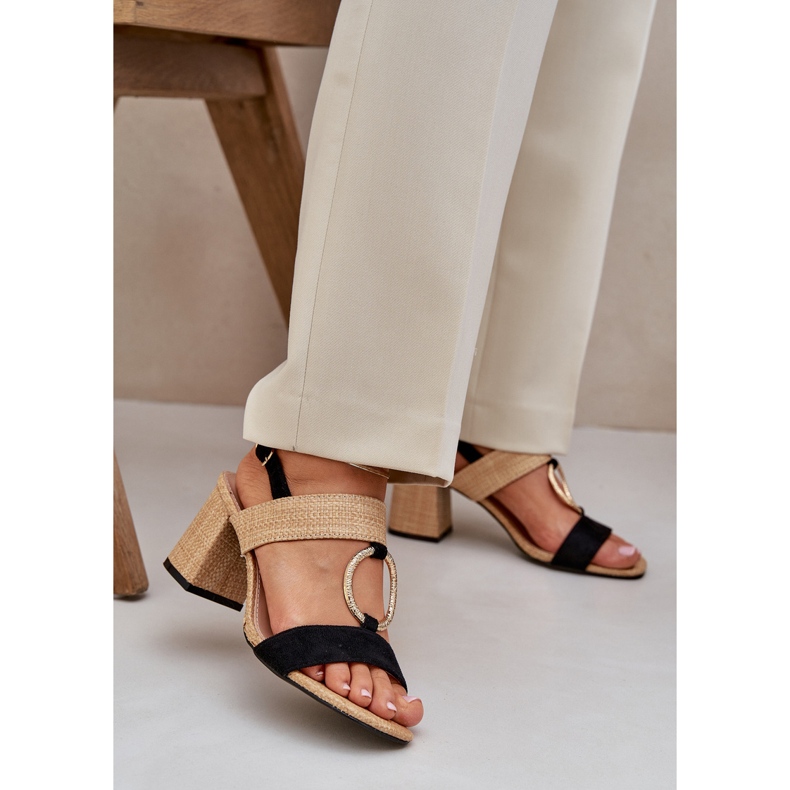 Svarta och beige sandaler på baren 2