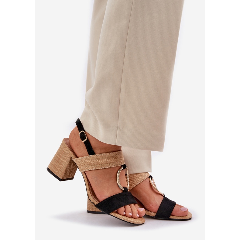 Svarta och beige sandaler på baren 1