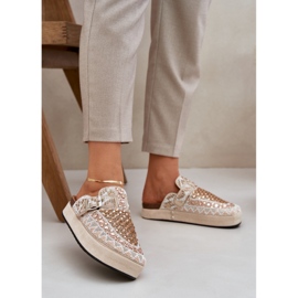 Dekorerade flip flops på beige -plattformen 2