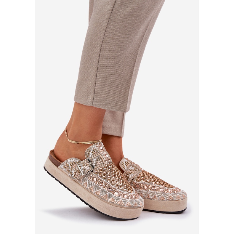 Dekorerade flip flops på beige -plattformen 1