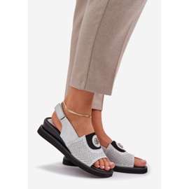 Jezzi Kvinnors sandaler på en silverkil med en prydnad 1