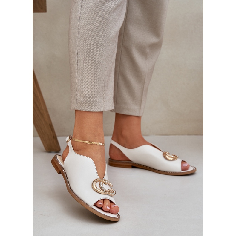 Flat -hanterade lädersandaler med Laura Messi 2865 -dekorationen beige 2