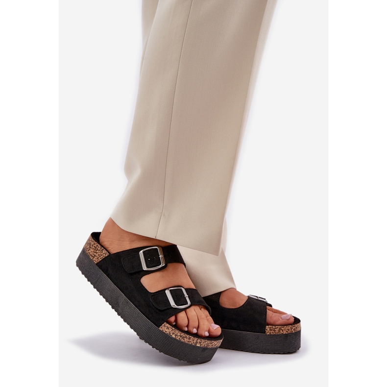 Kvinnors tofflor på en massiv plattform med svarta spännen 1