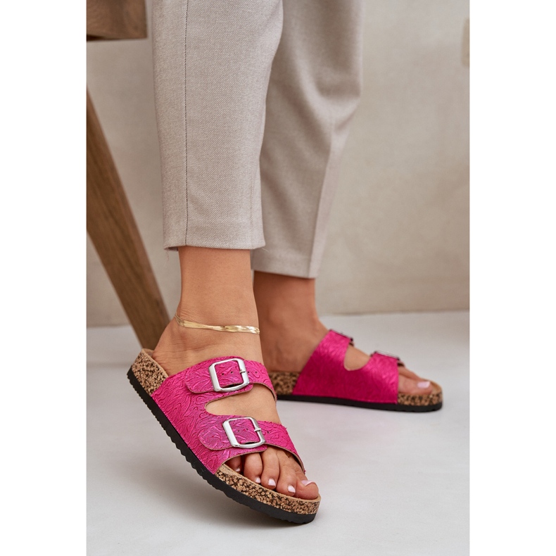Materialflip -flops på en korksula med spännen. rosa 2