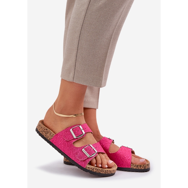 Materialflip -flops på en korksula med spännen. rosa 1