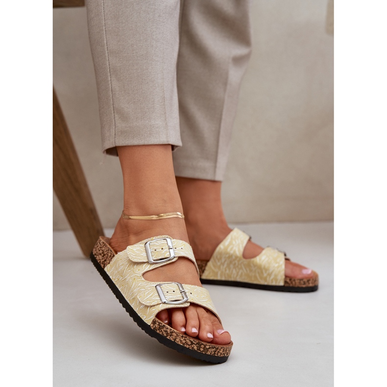 Materialflip flops på en korksula med spännen gula 2