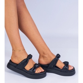 Svarta tofflor på plattformen 1