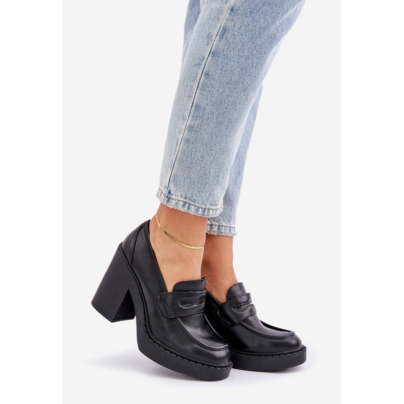 Pumpar på en massiv pelare med ekoläder svart 1