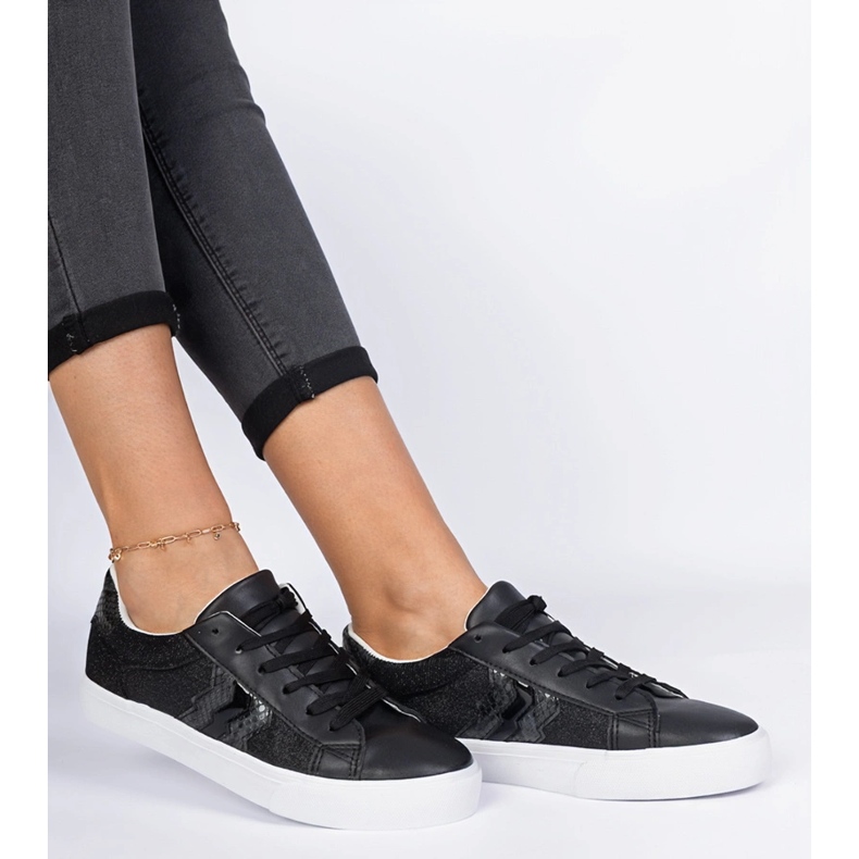 Svarta sneakers med ett djurmotiv dekorerat med glitter 2