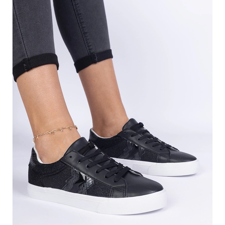 Svarta sneakers med ett djurmotiv dekorerat med glitter 1