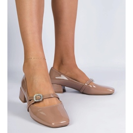 Brun eleganta pumpar dekorerade med zirkoner 1