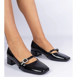 Svarta eleganta pumpar dekorerade med zirkoner 2