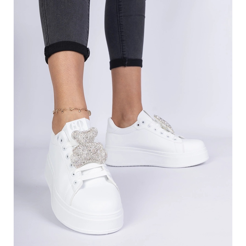 Vita kvinnors sneakers dekorerade med en nallebjörn i strass 1