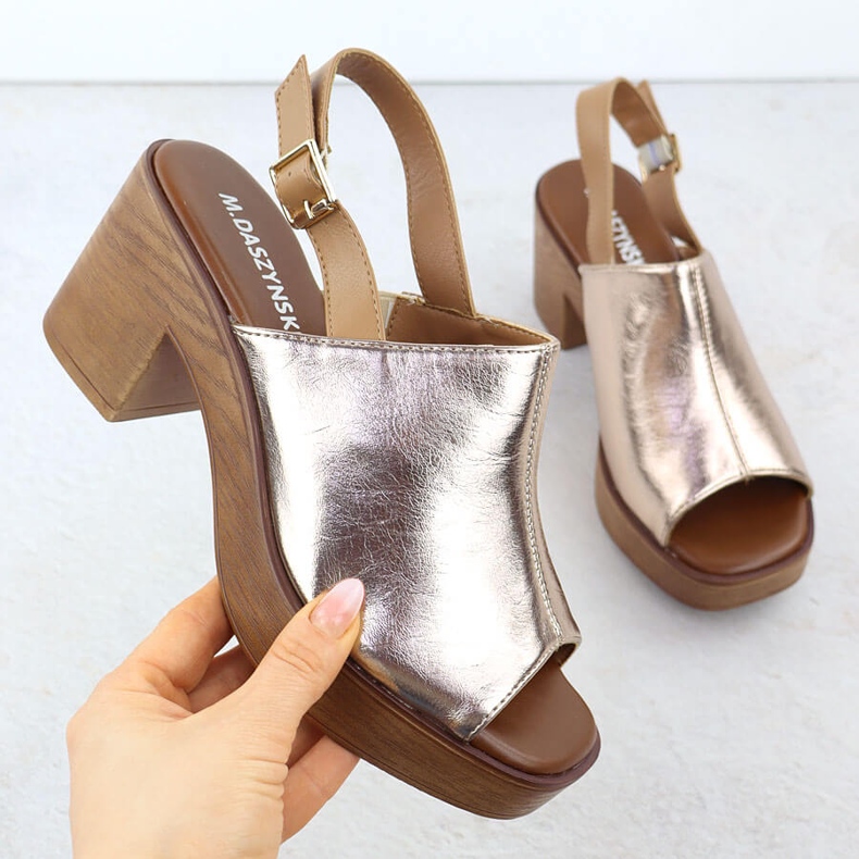 Kvinnors sandaler på Golden Post M. Daszyński MR23126-7 gyllene 1