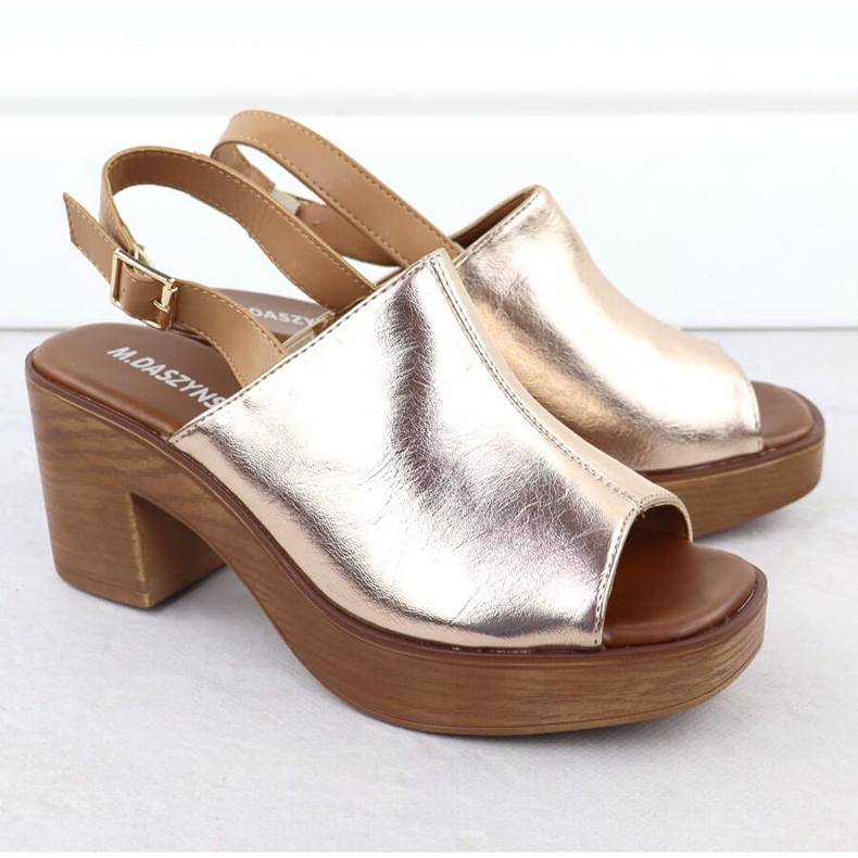 Kvinnors sandaler på Golden Post M. Daszyński MR23126-7 gyllene 2