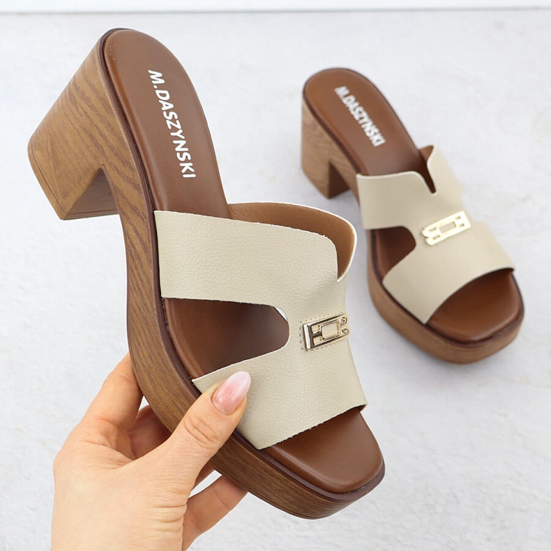 Kvinnors tofflor på posten Beige M. Daszyński MR23126-11 1