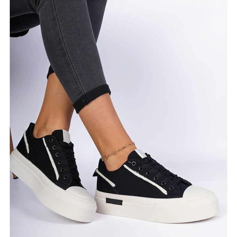 Svarta kvinnors tyg sneakers på plattformen 1