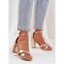 Sandaler på en barbulär häl med ekoläder gyllene 2