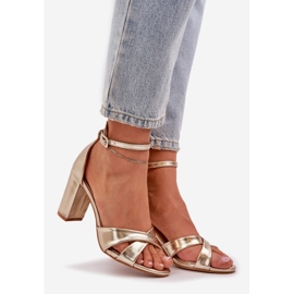 Sandaler på en barbulär häl med ekoläder gyllene 1