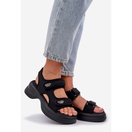 Materiallätta sandaler på den svarta plattformen 1