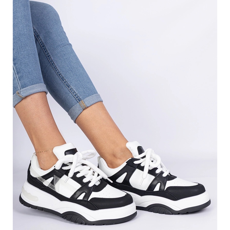 Svartvita sneakers med tjocka snören 1