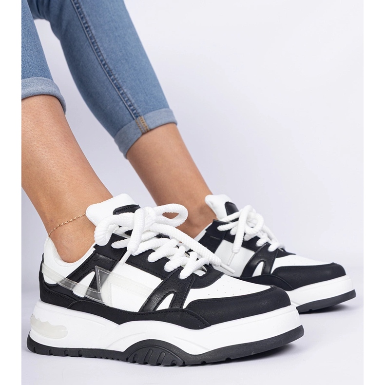 Svartvita sneakers med tjocka snören 2