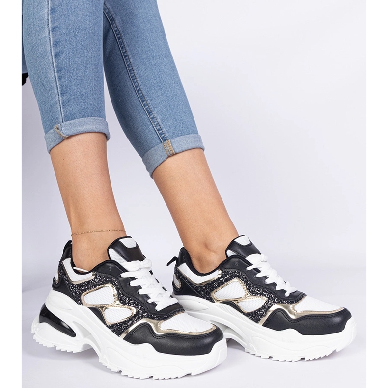 Svarta kvinnors sneakers dekorerade med glitter 1