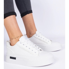 Vita kvinnors material sneakers på plattformen 1