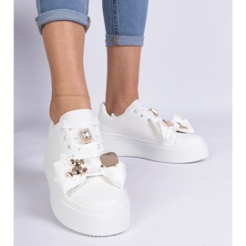 Kvinnors vita sneakers dekorerade med en björn 1