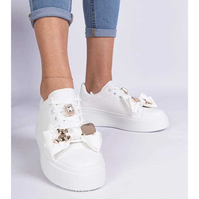 Kvinnors vita sneakers dekorerade med en björn 1