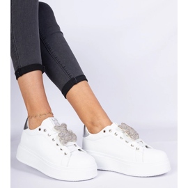 Vita och silver kvinnors sneakers dekorerade med nallebjörn 1