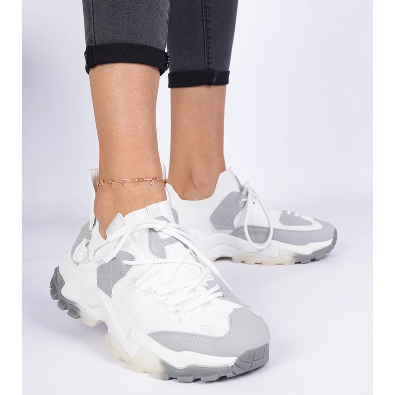 Kvinnors vita sneakers med en sockingövervak 1