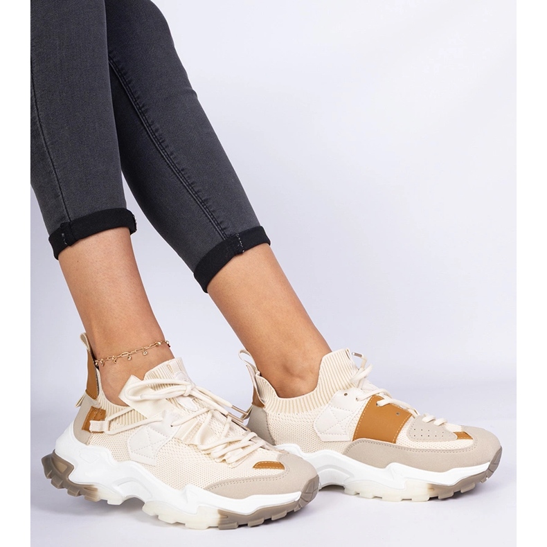Beige kvinnors sneakers med en socking övre 1